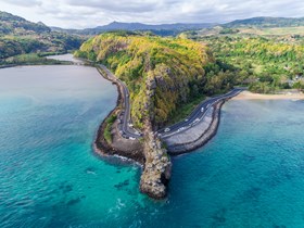 Vue sur la route côtière de l'île Maurice depuis le belvédère de Maconde