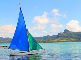 Voilier dans la baie de Mahebourg