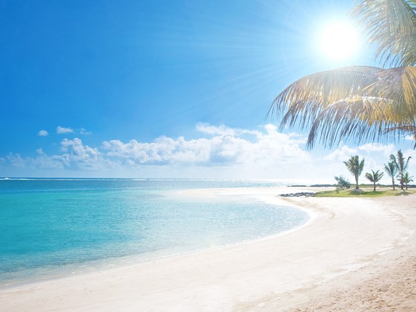 La baignade est idéale sur la plage de Belle Mare