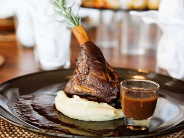 Dégustez souris d’agneau au vin rouge et épices douces