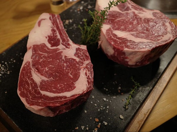 Des viandes cuites sur pierre chaude directement à table