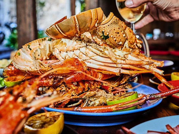 Plats parfumés, épices et assiettes à partager