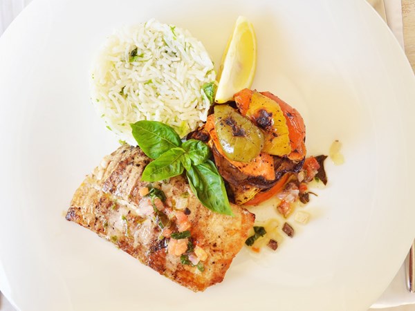 Poissons frais et plats légers pour un repas estival