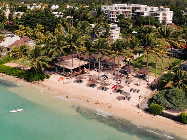 Beach Kitchen, situé une plage animée