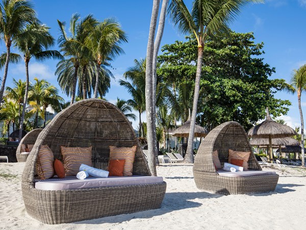 La plage paradisiaque avec ses lits en rotin