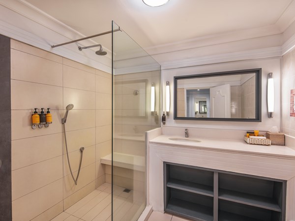 La salle de bain de la Superior Sea Facing Room