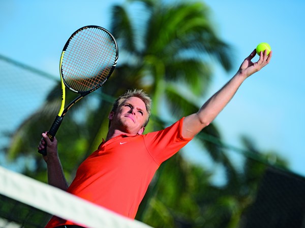 Terrain de tennis à disposition