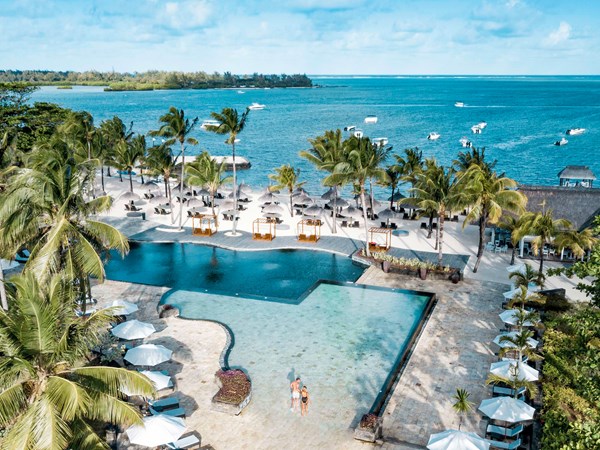 Une piscine paradisiaque en bord de mer