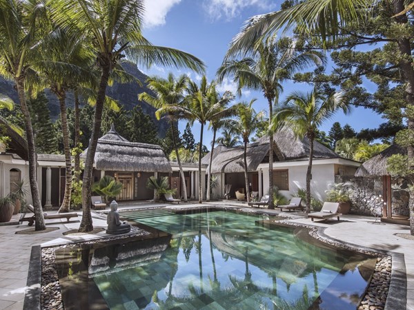 Venez vous relaxer au bord de la piscine du spa du Dinarobin