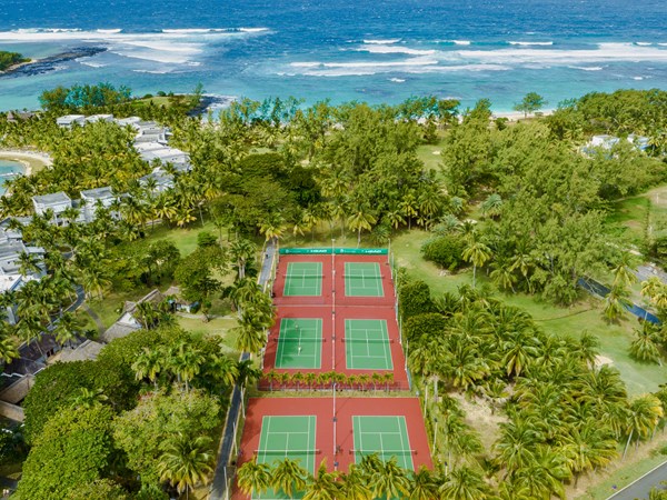 Plusieurs terrains de tennis au coeur des jardins