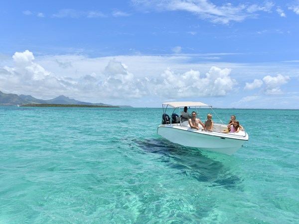 Balade paisible sur une eau turquoise éclatante