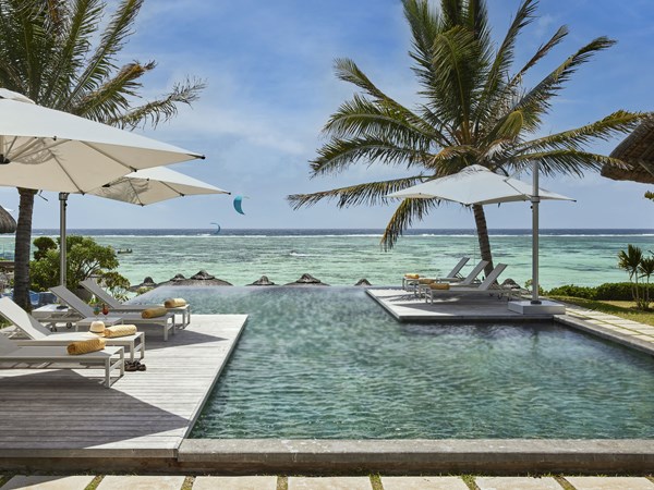 Un hôtel moderne face à l'océan