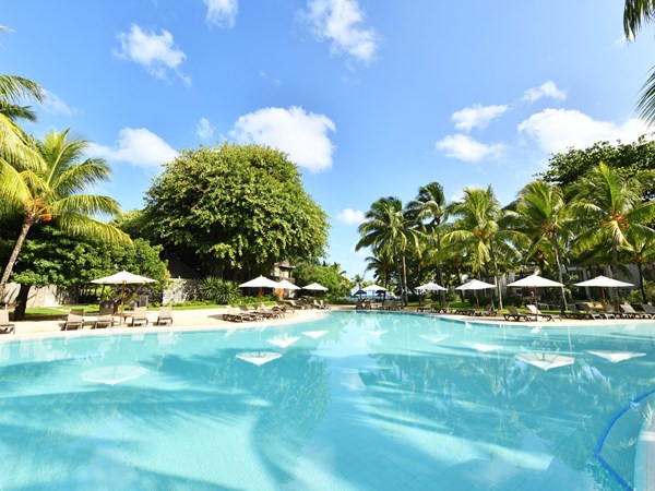 Plongez dans la magnifique piscine du Canonnier Beachcomber