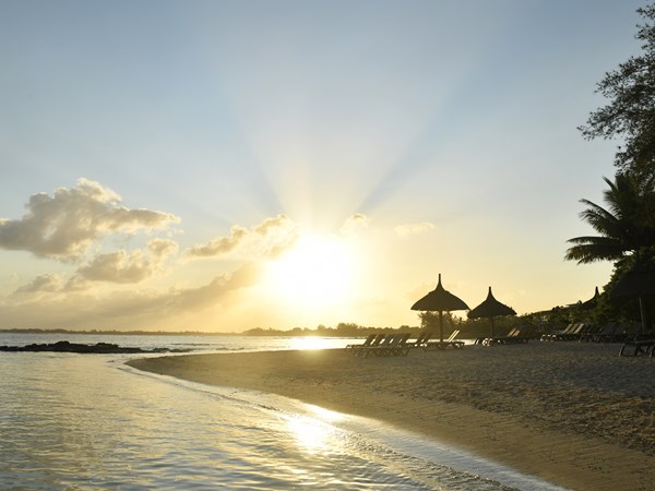 Profitez d'un coucher de soleil magique sur la plage du Canonnier
