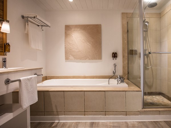 La salle de bain de la Deluxe Sea Facing Room