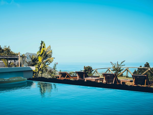 La vue de la piscine extérieur