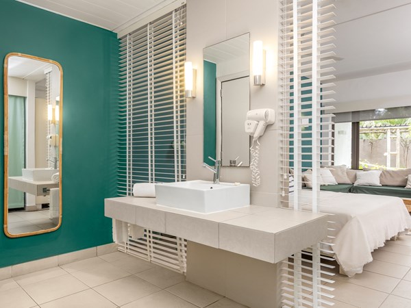 La salle d'eau de la chambre Deluxe Famille