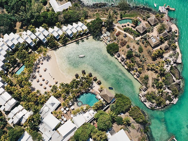Petite plage privée nichée dans une crique paisible