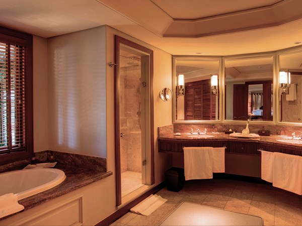 La salle de bain de la Junior Suite Beachfront