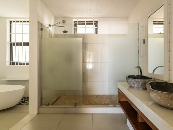 La salle de bain de la Deluxe Beach Front Suite