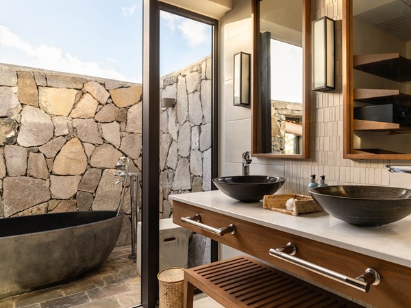 La salle de bain de la BeachFront Villa