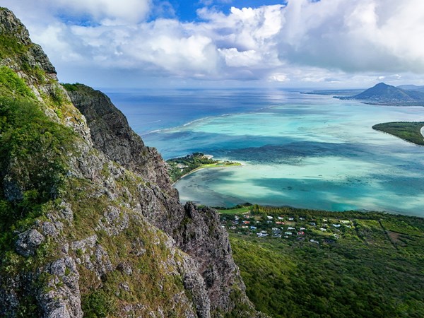 Vue d’en haut, la cascade se révèle