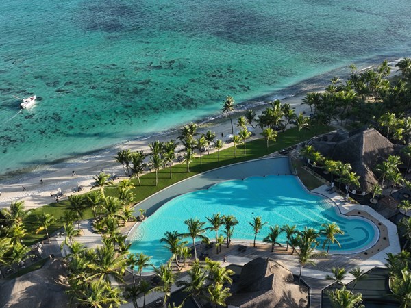 Vue aérienne sur la piscine et la plage immaculée de l'hôtel
