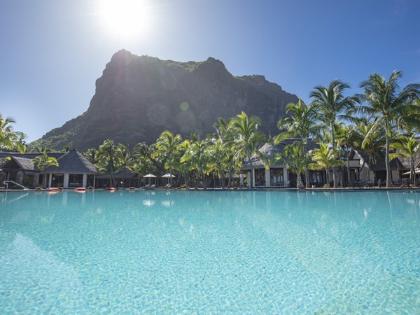 Profitez de la piscine principale de l'hôtel