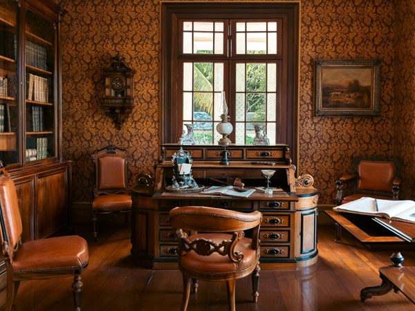 Découvrez meubles, objets et archives d’époque restaurés