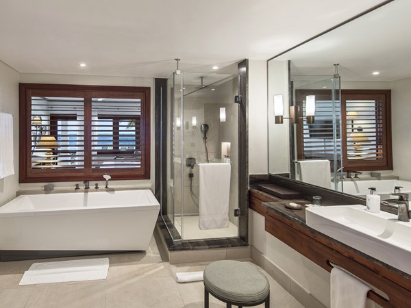 La salle de bain de la Senior Suites Beachfront - Ground Floor