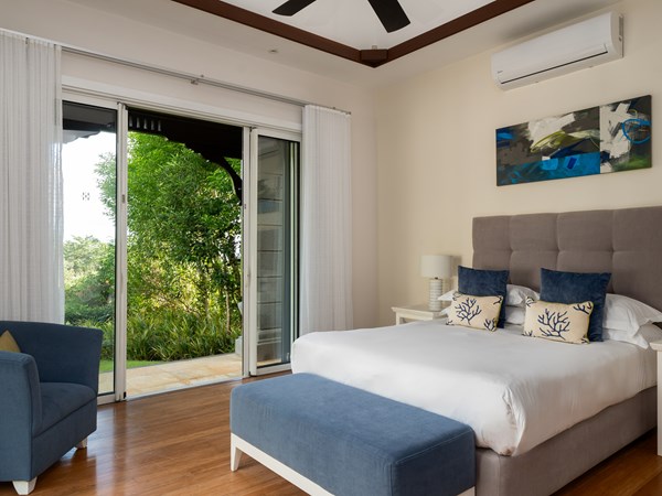 Une chambre de la 3 Bedroom Pool Villa