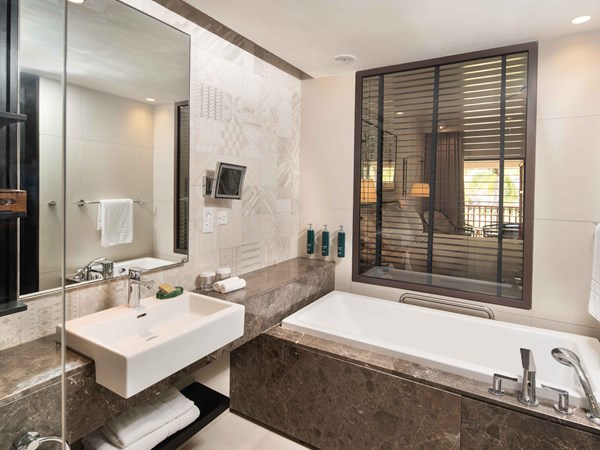 La salle de bain de la chambre Grand Deluxe