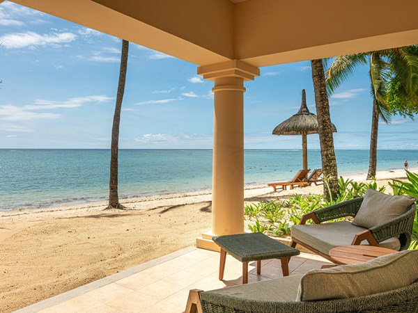 La terrasse de la Beachfront Junior Suite