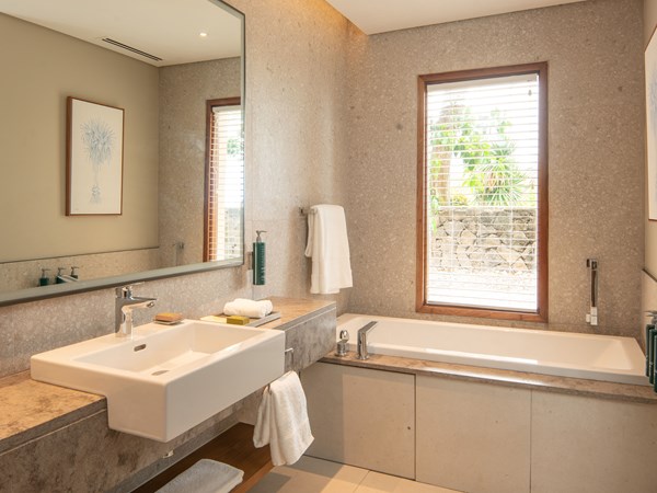 La salle de bain de la Beachfront Junior Suite