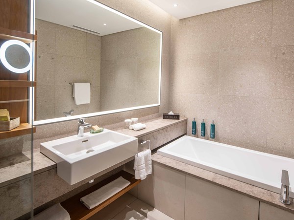 La salle de bain de la Deluxe Family Suite