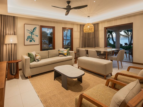 Le salon de la Beachfront Family Suite