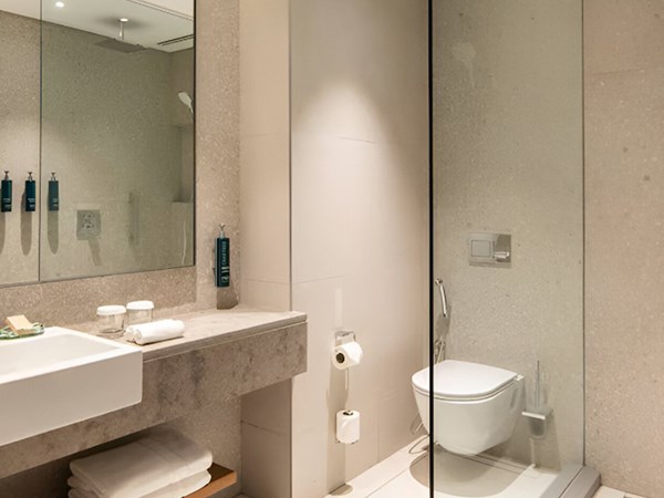 La salle de bain de la Grand Deluxe Room Partial Seaview
