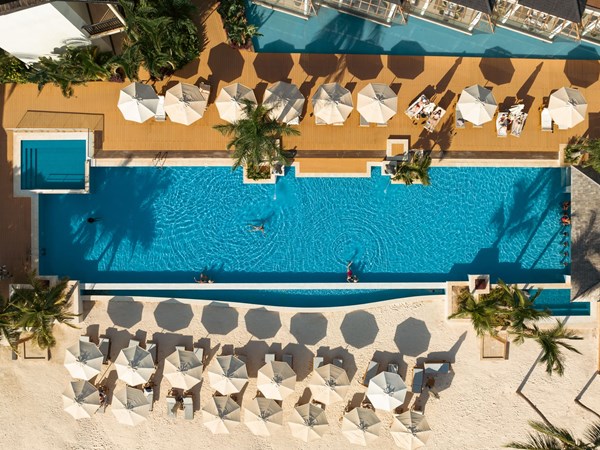 La superbe piscine au style contemporain