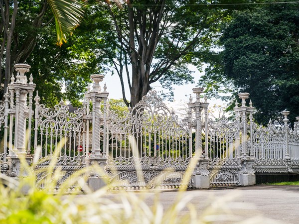 Une grande grille blanche en fer forgé