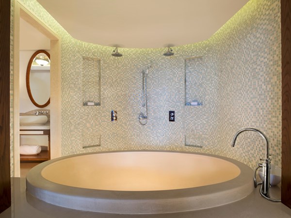 Salle de bain de la Peninsula Balcony Suite