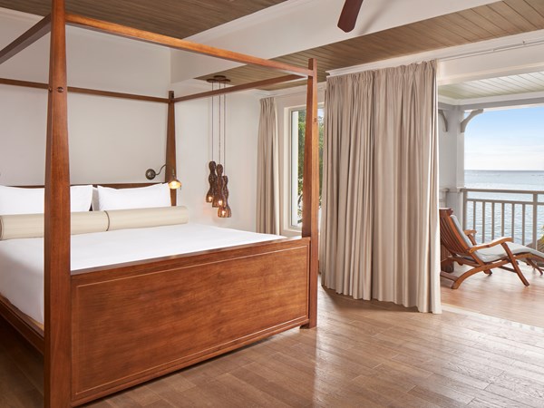 Peninsula Balcony Suite