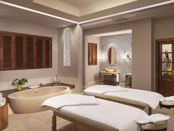 La salle de bain de la Manor House Spa Suite