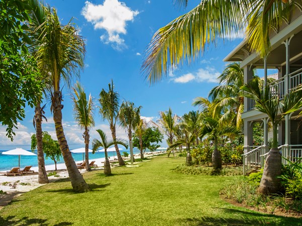 Vue sur le jardin et la plage du The St Regis Le Morne