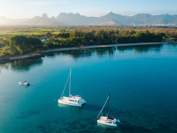 Cap sur le lagon mauricien à bord d’un catamaran