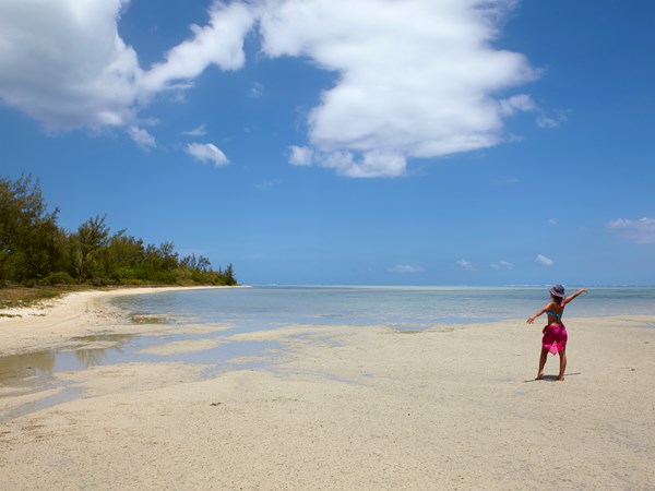 Plage déserte et eaux translucides