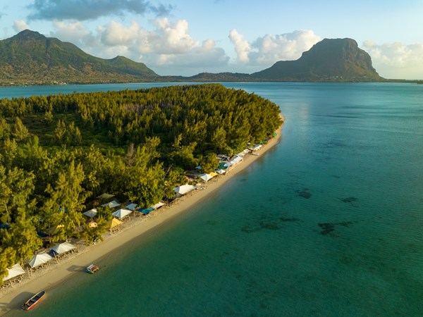 L’île aux Bénitiers, avec lee Morne en toile de fond