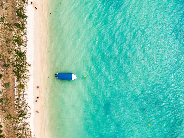 Bordée d’un lagon calme aux eaux translucides