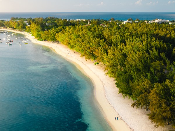 La plage de Mont Choisy, longue et élégante
