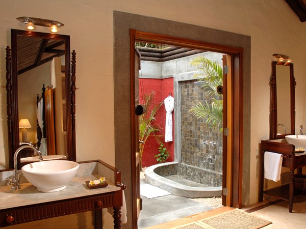 La salle d'eau de la Garden Pool Suite