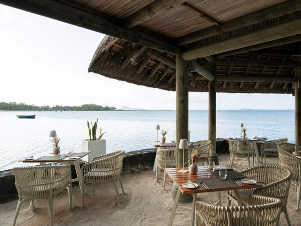 Une table ouverte sur la mer